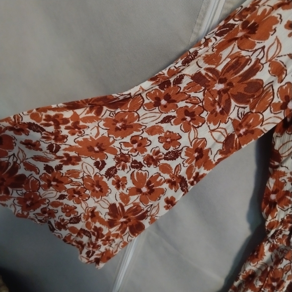 🆕Andree by Unit Long Sleeve Bell Floral Peplum Blouse - Picture 5 of 15